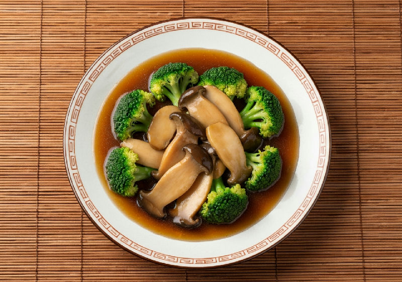 Braised King Oyster Mushrooms with Broccoli in Abalone Sauce