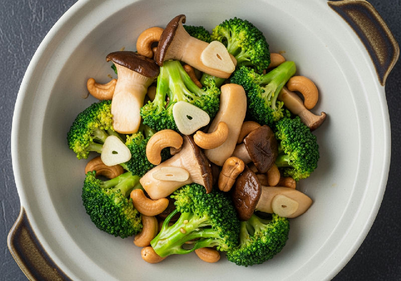 Stir-fried Broccoli and King Oyster Mushrooms with Cashew Nuts in Vegetarian Oyster Sauce
