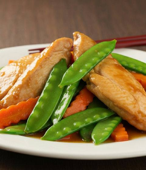 Stir-fried Chicken Breast with Snow Peas and Carrots