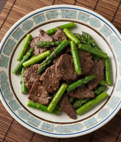 Stir-fried Beef Sirloin with Asparagus and Black Pepper Sauce