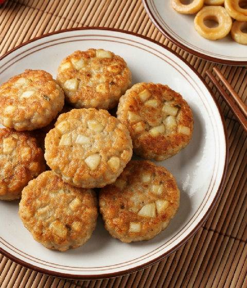 Pan-fried Dace Fish Patties with Water Chestnuts