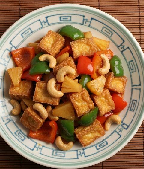 Stir-fried Crispy Tofu with Bell Peppers and Cashew Nuts in Sweet and Sour Sauce