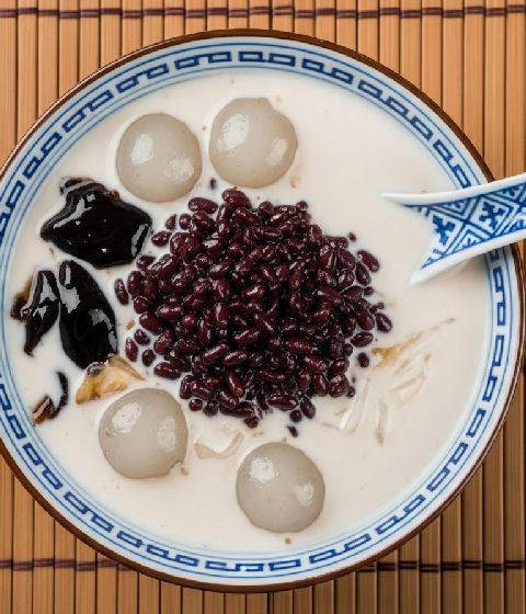 Sweet Soup with Fermented Black Glutinous Rice and Coconut Milk